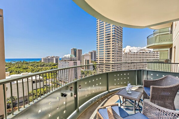 Property grounds - Ocean View Luxury Condo in Waikiki, /w Parking! (Honolulu)