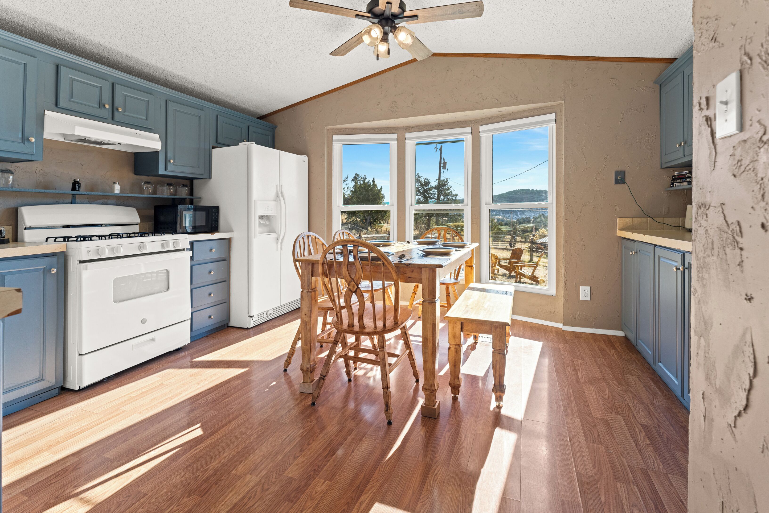 ثلاجة، ميكروويف، فرن، موقد طهي مسطح