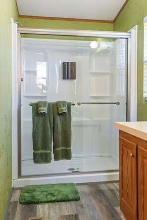 Shower, hair dryer, towels, soap - Mountain Farm Stay, Alpacas & Views, Royal Gorge 15min (Cañon City)