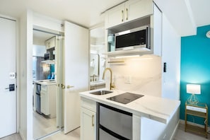 Microwave, stovetop, cookware/dishes/utensils