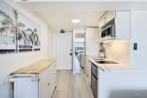Microwave, stovetop, cookware/dishes/utensils - Stunning Ocean Studio with Amazing View (Honolulu)