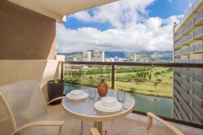 Outdoor dining - Coastal Haven: Chic Studio with Parking in Waikiki (Honolulu)
