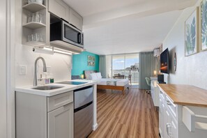 Jääkaappi, mikroaaltouuni, liesi, kahvin-/teenkeitin