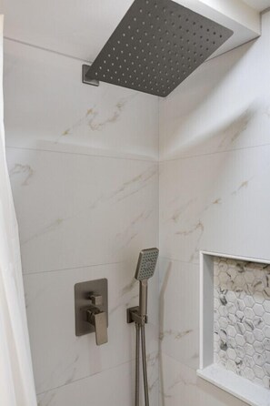 Hair dryer, towels - Hawaii studio at the Island Colony (Honolulu)
