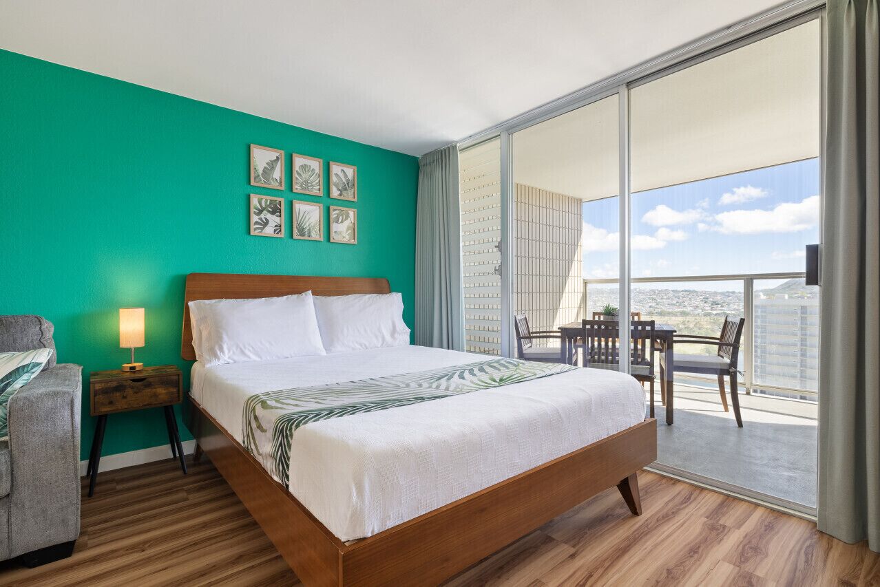 Skrivebord, strykejern/-brett, wi-fi (inkludert) og sengetøy