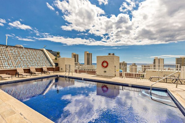 Pool - Renovated Modern Pad in Central Waikiki /w Parkng (Honolulu)