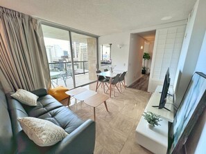 TV - Renovated Modern Pad in Central Waikiki /w Parkng (Honolulu)