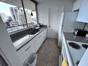 Fridge, microwave, oven, stovetop - Renovated Modern Pad in Central Waikiki /w Parkng (Honolulu)