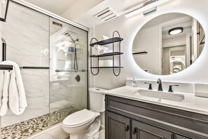 Secadora de cabello, toallas, jabón, shampoo 