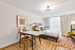 Tabla de planchar con plancha, wifi gratis y ropa de cama 