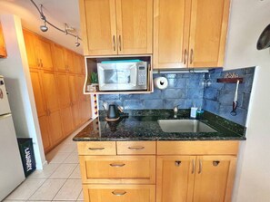 Refrigerador, microondas, placa de cocina, cafetera/tetera