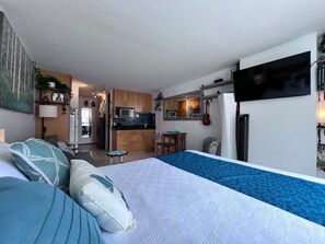 Tabla de planchar con plancha, wifi gratis y ropa de cama