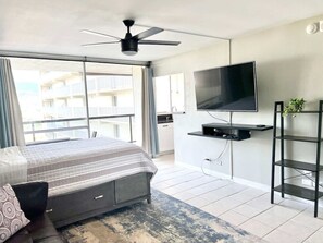 Schreibtisch, Bügeleisen/Bügelbrett, Reisekinderbett, WLAN