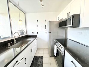 Køleskab, mikrobølgeovn, ovn, kogeplade