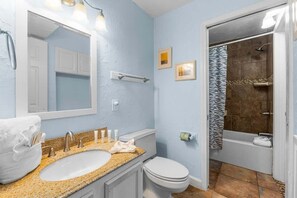 Douche, sèche-cheveux, serviettes fournies