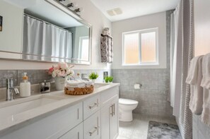 Sèche-cheveux, serviettes fournies, savon, shampoing