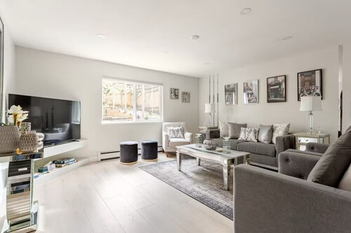 Luxurious & Modern 2 Bedroom private Suite in Coquitlam 1 Family