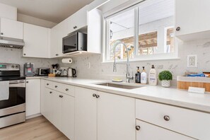 Kühlschrank, Mikrowelle, Wasserkocher mit Kaffee-/Teezubehör