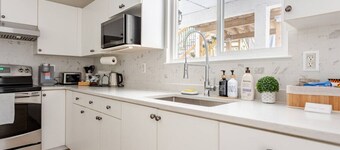 Luxurious & Modern 2 Bedroom private Suite in Coquitlam