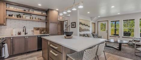 ثلاجة، ميكروويف، فرن، موقد طهي مسطح