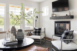 Smart TV, fireplace
