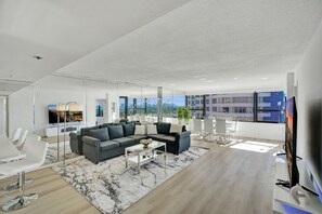 TV - Luxury Ocean View Condo / Beach Service / 1521 (Miami Beach)