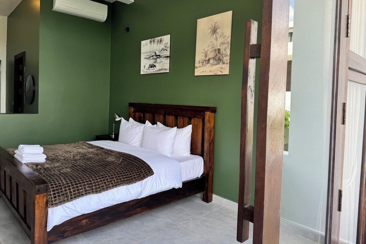 Deluxe Room, 1 King Bed, Balcony, Mountain View | 1 bedroom, individually decorated, desk, laptop workspace