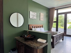 Decoración personalizada, escritorio y espacio para trabajar con laptop 