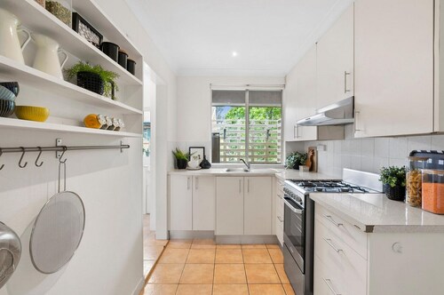 Gorgeous Griffith 2Bed/1Bath Pad