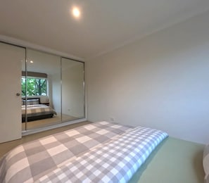 2 bedrooms, iron/ironing board, bed sheets - Gorgeous Griffith 2Bed/1Bath Pad (Griffith)