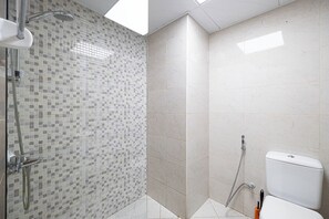 Dusj, hårføner, bidé og håndklær