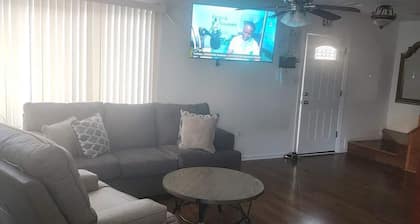 3-bedroom townhome in delightful Germantown with WiFi, AC, Heat, free parking
