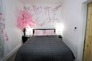 2 slaapkamers, een strijkplank/strijkijzer, wifi, beddengoed