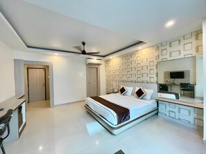 Quarto casal luxo | Escrivaninha, espaço de trabalho para notebook, cortinas blackout