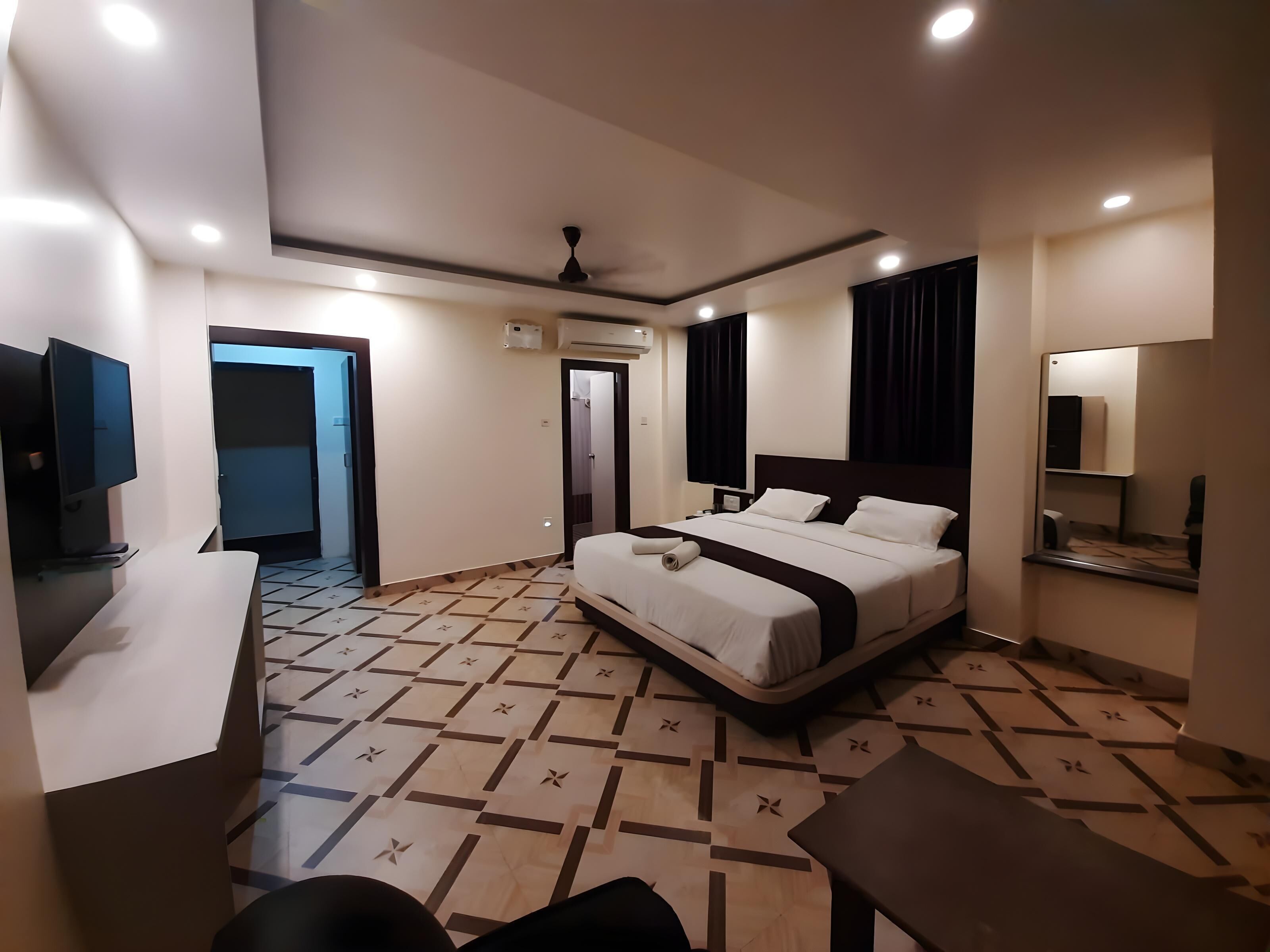 Deluxe Double Room | Desk, laptop workspace, blackout drapes, soundproofing