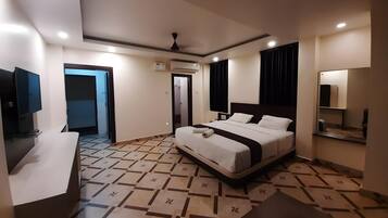 Deluxe Double Room | Desk, laptop workspace, blackout drapes, soundproofing