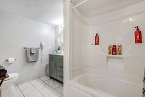 Secadora de cabello, bidet, toallas, jabón 