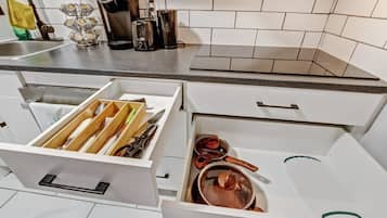 Een koelkast, een microgolfoven, een kookplaat, een vaatwasser