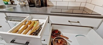 Luxury & private 3 bed basement unit*kitchen*wifi*park*mall