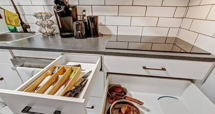 Luxury & private 3 bed basement unit*kitchen*wifi*park*mall