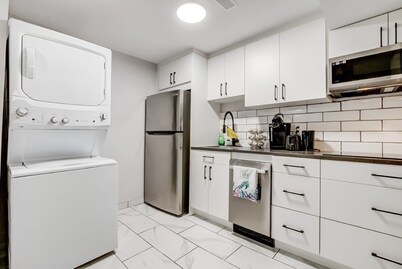 Luxury & private 3 bed unit*kitchen*wifi*park*mall