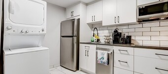 Luxury & private 3 bed unit*kitchen*wifi*park*mall