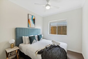 2 bedrooms, iron/ironing board, travel cot, WiFi - Tranquil 3B2B Home w/Parking/Backyard 5Mins toMall (Spring Mountain)