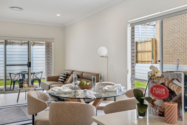 Dining - Tranquil 3B2B Home w/Parking/Backyard 5Mins toMall (Spring Mountain)