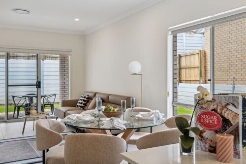 Tranquil 3B2B Home w/Parking/Backyard 5Mins toMall