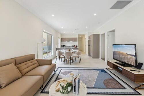 Tranquil 3B2B Home w/Parking/Backyard 5Mins toMall