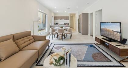 Tranquil 3B2B Home w/Parking/Backyard 5Mins toMall