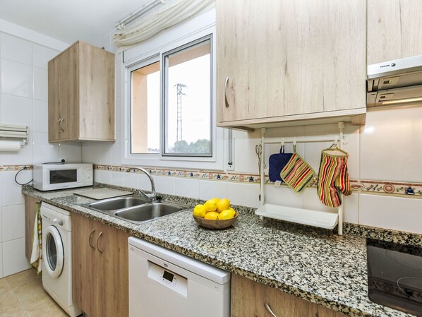 Refrigerador, microondas, lavavajillas y utensilios de cocina 
