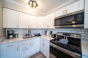 Køleskab, mikrobølgeovn, ovn, kogeplade