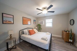 1 habitación, tabla de planchar con plancha, wifi y ropa de cama
